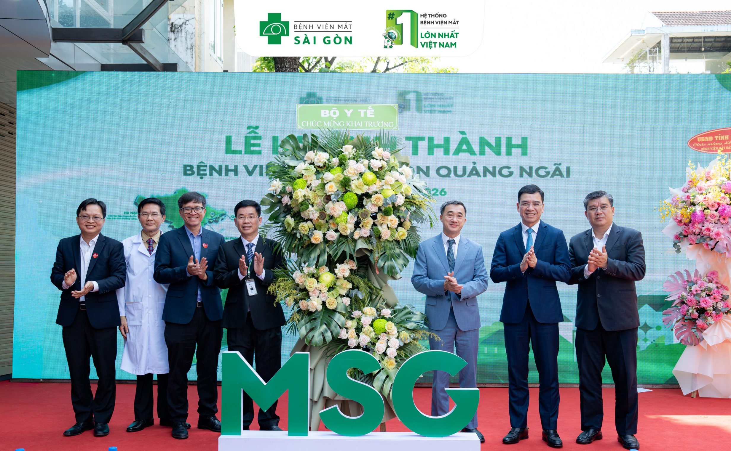 Đại diện Bộ Y tế tặng hoa chúc mừng Bệnh viện